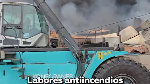 Operaciones para extinguir incendios tras una fuerte explosión en un puerto de Irán
