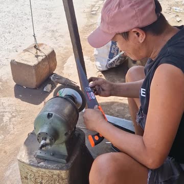 Expat in the Philippines | Street Side Hand Saw Sharpening at the Market 🇵🇭