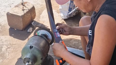 Expat in the Philippines | Street Side Hand Saw Sharpening at the Market 🇵🇭