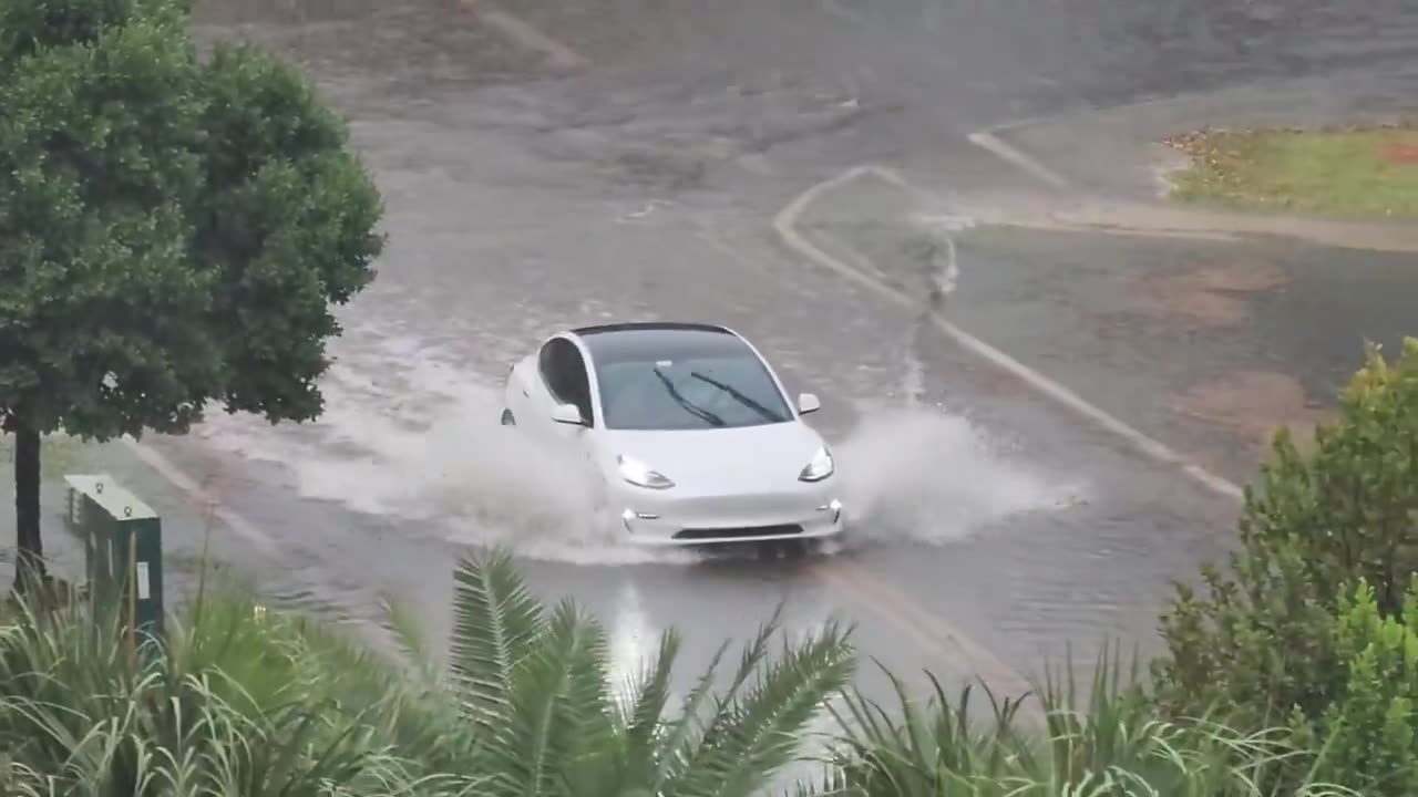 Vehicles navigate through floodwaters as heavy rains wreak havoc in Northwest #Florida