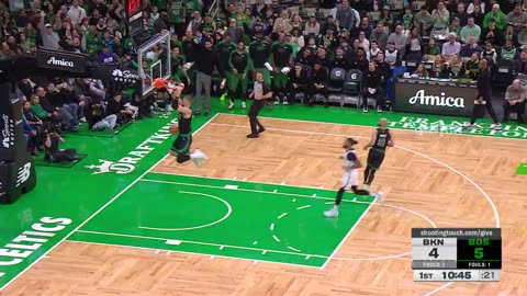 NBA - KP deflects the pass and slams it home on the break 😤