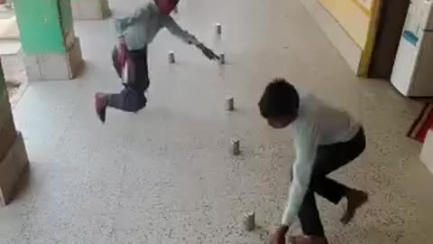Must Watch: Viral game new version एक टांग पर बच्चो ने की मस्ती रेस #school #kid