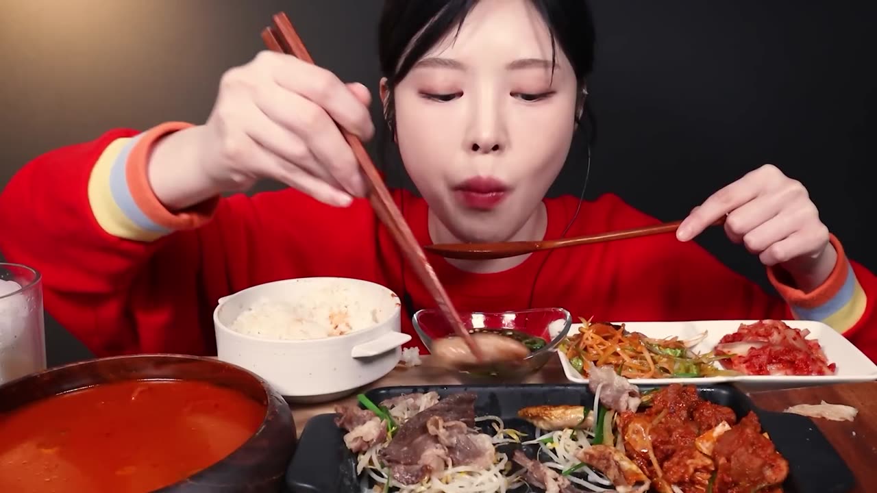 Beef Intestines, Spicy Stir-fried Pork, and Kimchi Stew Home Food Mukbang ASMR