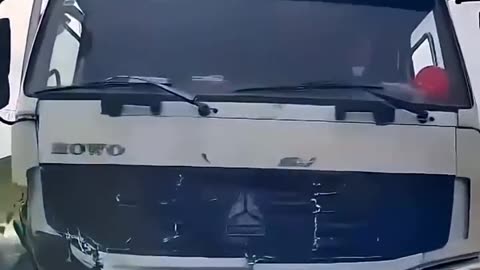 "Samne Se Aaye Truck Ne Sadak Par Khadi Caro Ko Kuchal Diya 🚛💥"