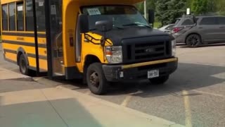 Conductor de autobús escolar recoge a los niños con un vestido rosa