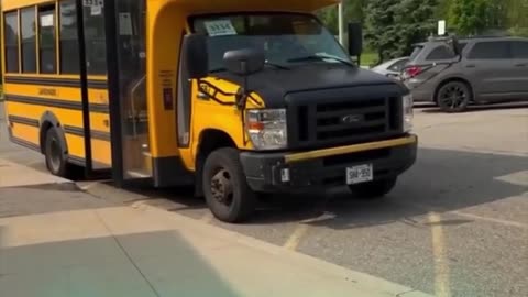 Conductor de autobús escolar recoge a los niños con un vestido rosa