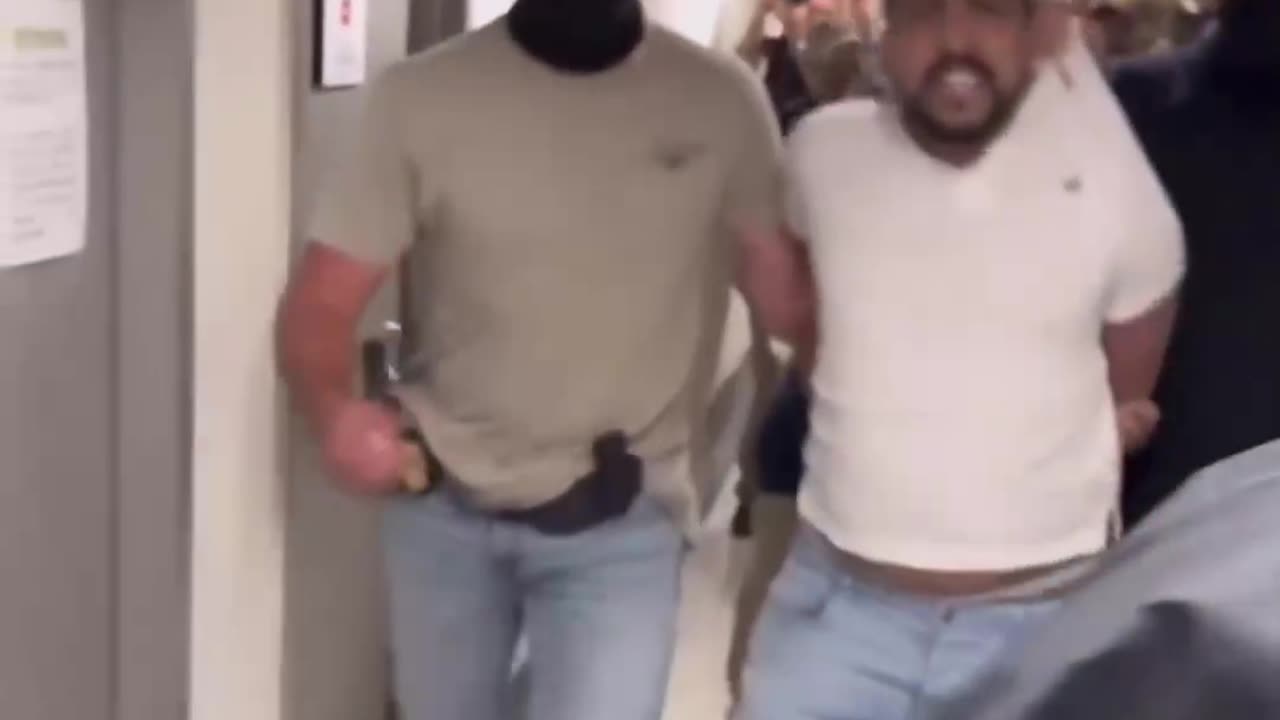 ICE AGENTS JUST DRAGGED AN ILLEGAL OUT OF THE MANHATTAN IMMIGRATION COURT
