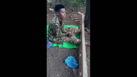 🎥🔗 Myanmar War | Karenni Rebels Show Captured Junta Soldier Singing with Restraints | RCF