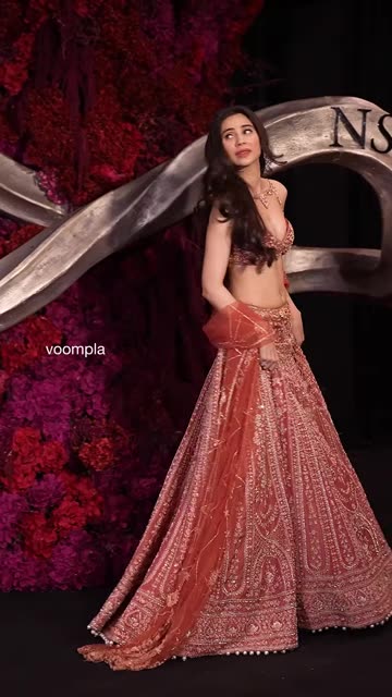 sarah khan bangs out a posing sesh at nupur sanon and stebin ben’s wedding reception night