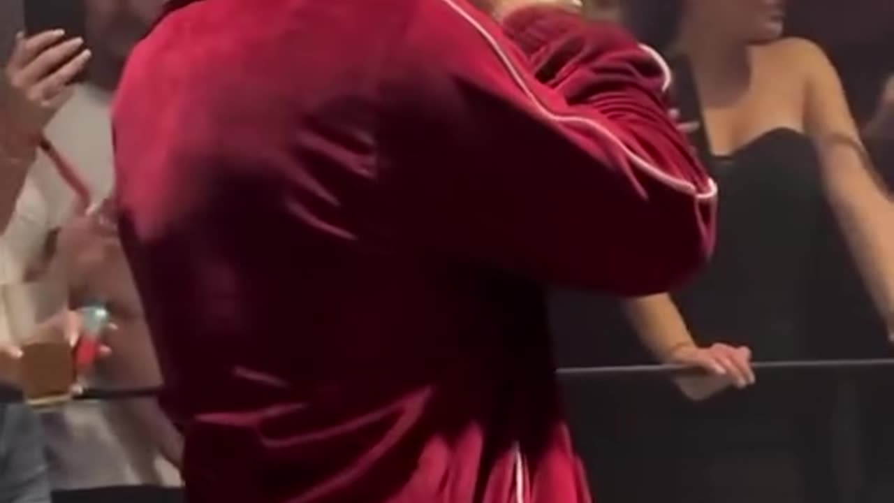 "Jam tu vujtë shumë", Gjesti hap zemrën në mes të koncertit