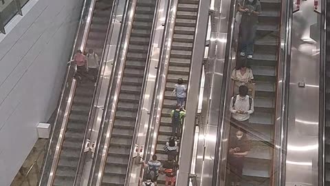 Admiralty Station escalator array 金鐘站扶手電梯陣