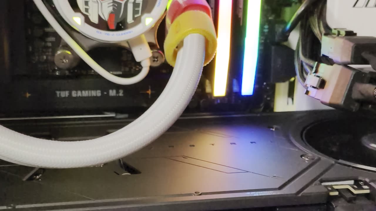 Asus Gundam PC Upgraded To Asus Astral RTX 5080!