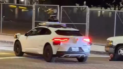 Self Driving Car "Waymo" Drives Right Into Police Standoff 😄 🤣