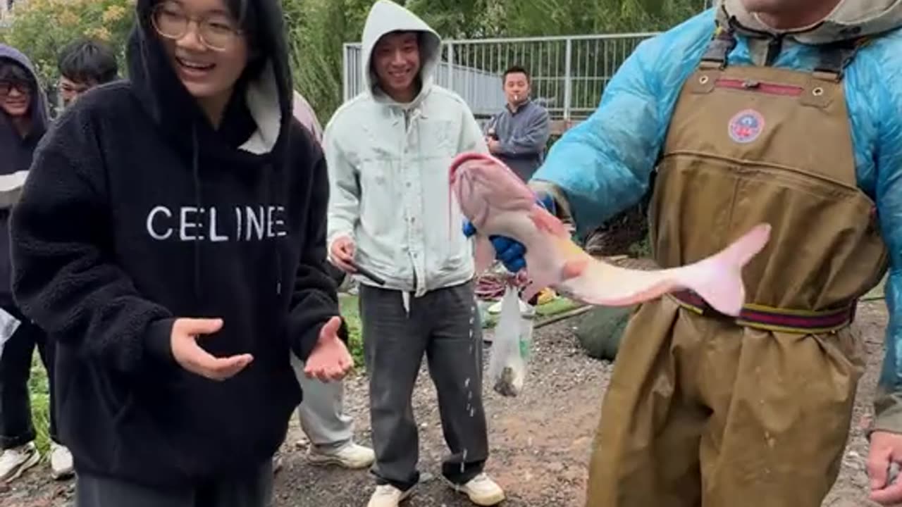 来武汉包路亚塘,帮重伤的年轻塘主凑手术费