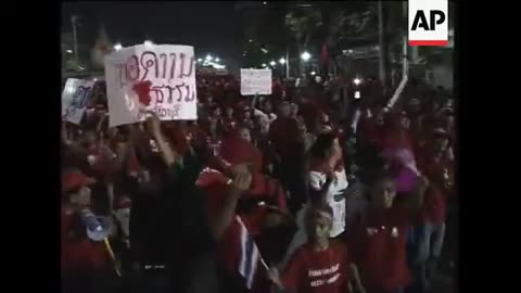 Thousands of Thaksin supporters march on Government House