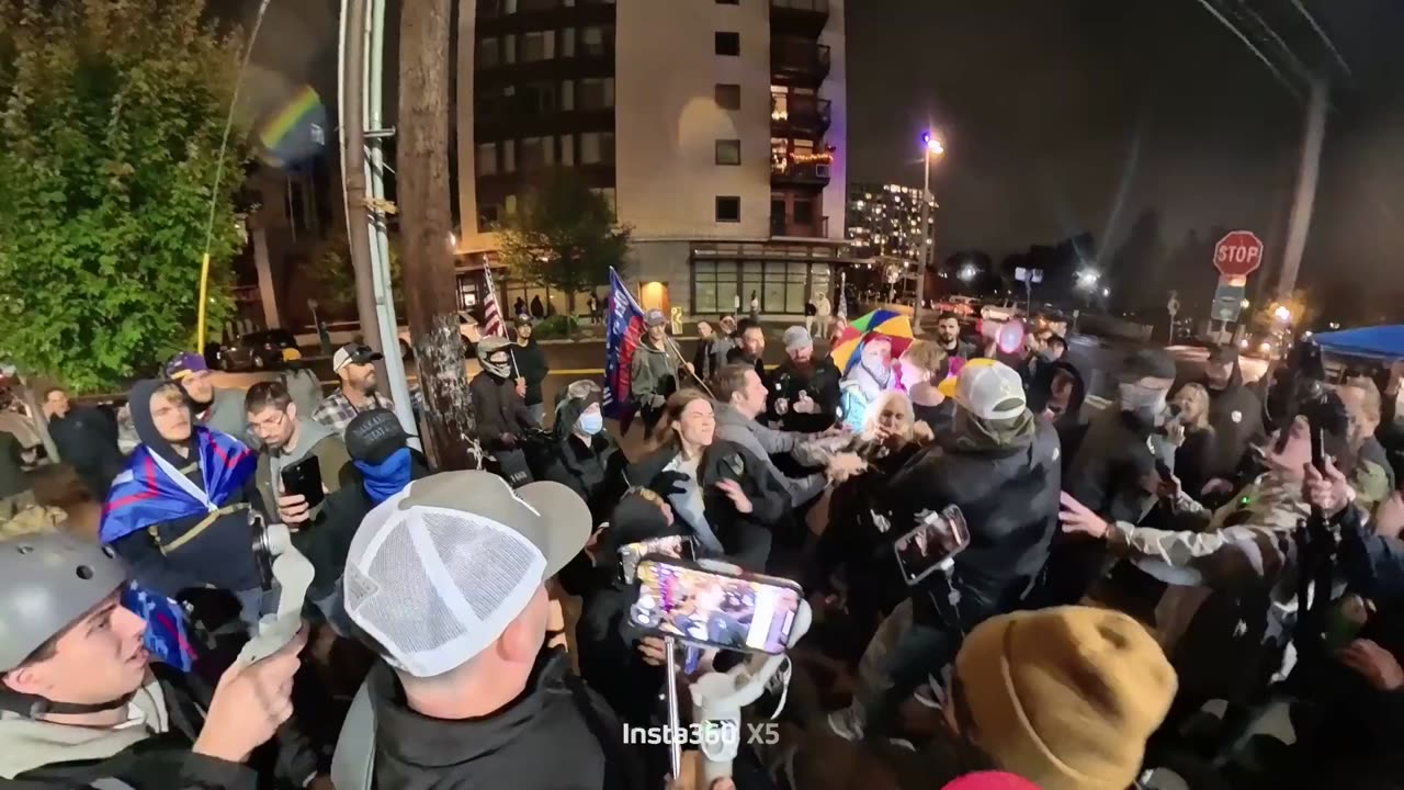 🚨FIGHT IN PORTLAND: This is a panorama of the fight between @RightSideR3bel