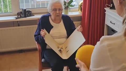 Catching a ball with a folder! 💛🤸 #play #games