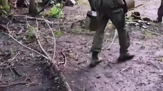 Rare Footage of Russian Soldiers Openly Defecting with Their Weapons in Sumy