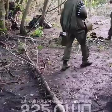 Rare Footage of Russian Soldiers Openly Defecting with Their Weapons in Sumy