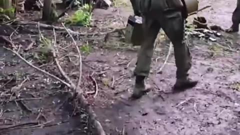Rare Footage of Russian Soldiers Openly Defecting with Their Weapons in Sumy