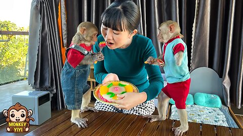 YiYi and YinYin obediently help mom make jelly