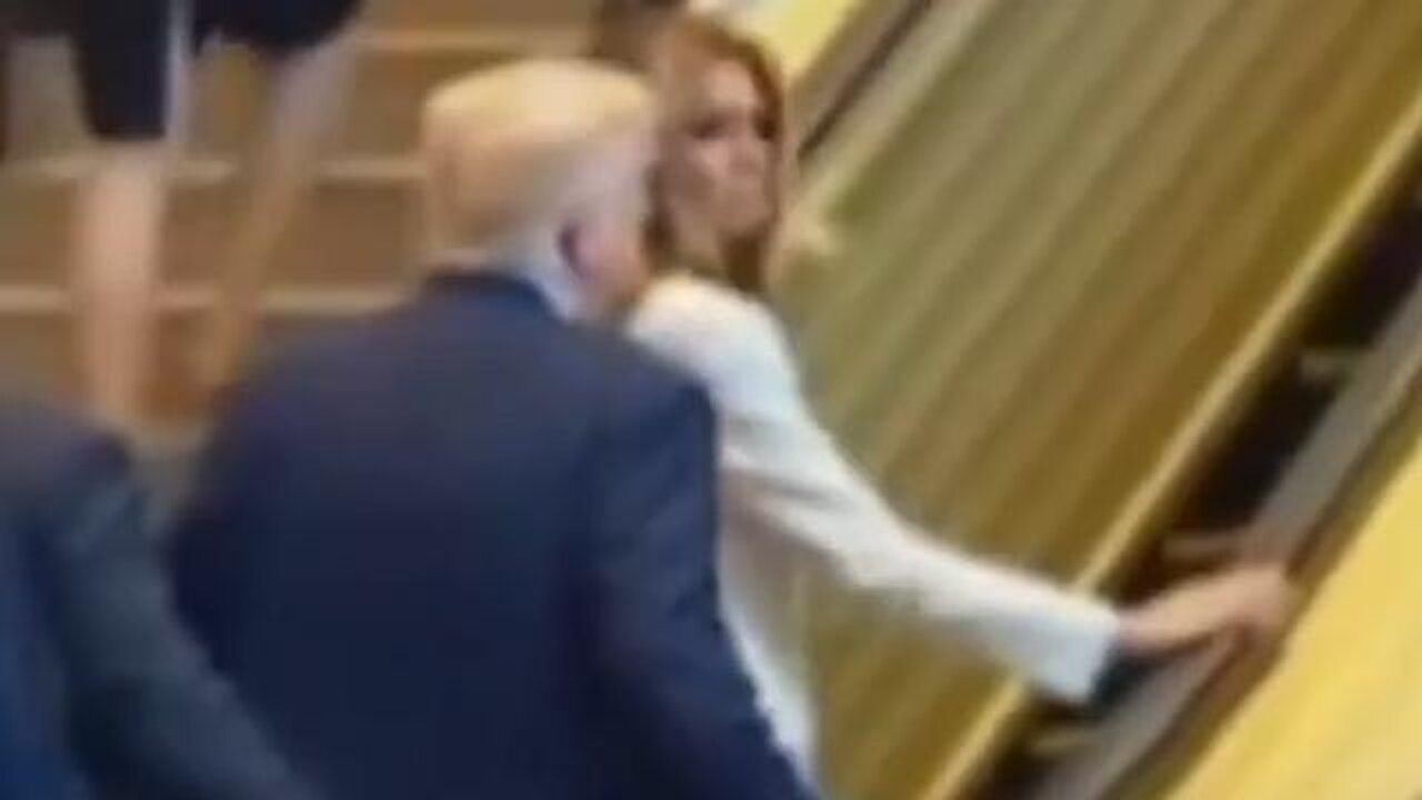 UN: Escalator freezes second Trump + Melania step on,Teleprompter cuts minute he begins speaking
