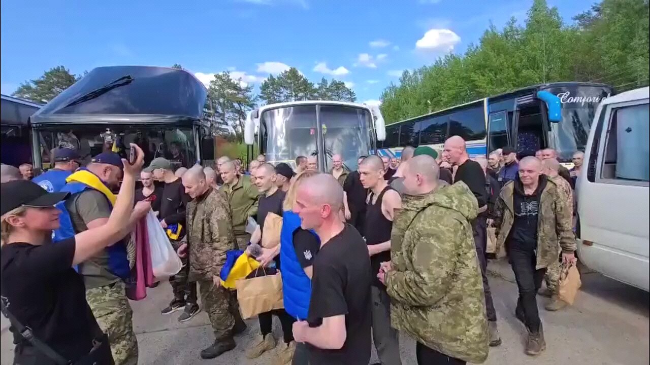 Russia and Ukraine swap hundreds of prisoners in first phase of exchange