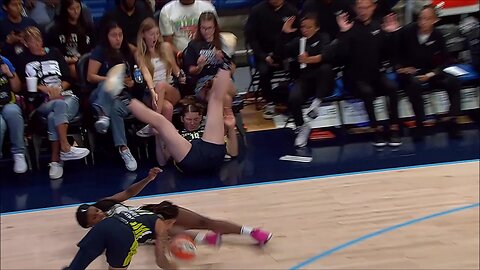 😱 Geiselsoder BANGS HEAD on courtside seat after collision, Jackie Young INJURED | WNBA basketball