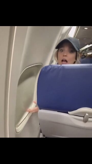 MINI FIGHT BREAK OUT ON A PLANE💺🛩️🤼‍♀️ OVER WINDOW SEAT🤼‍♀️🛩️💫