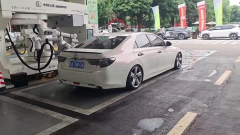 Cina: robot ti fanno il pieno del carburante nelle auto