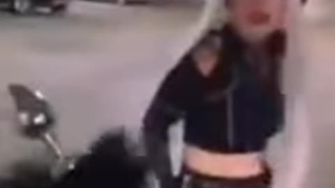 une fille d'environ 19ans déguisé en renard qui cachait ketchose
