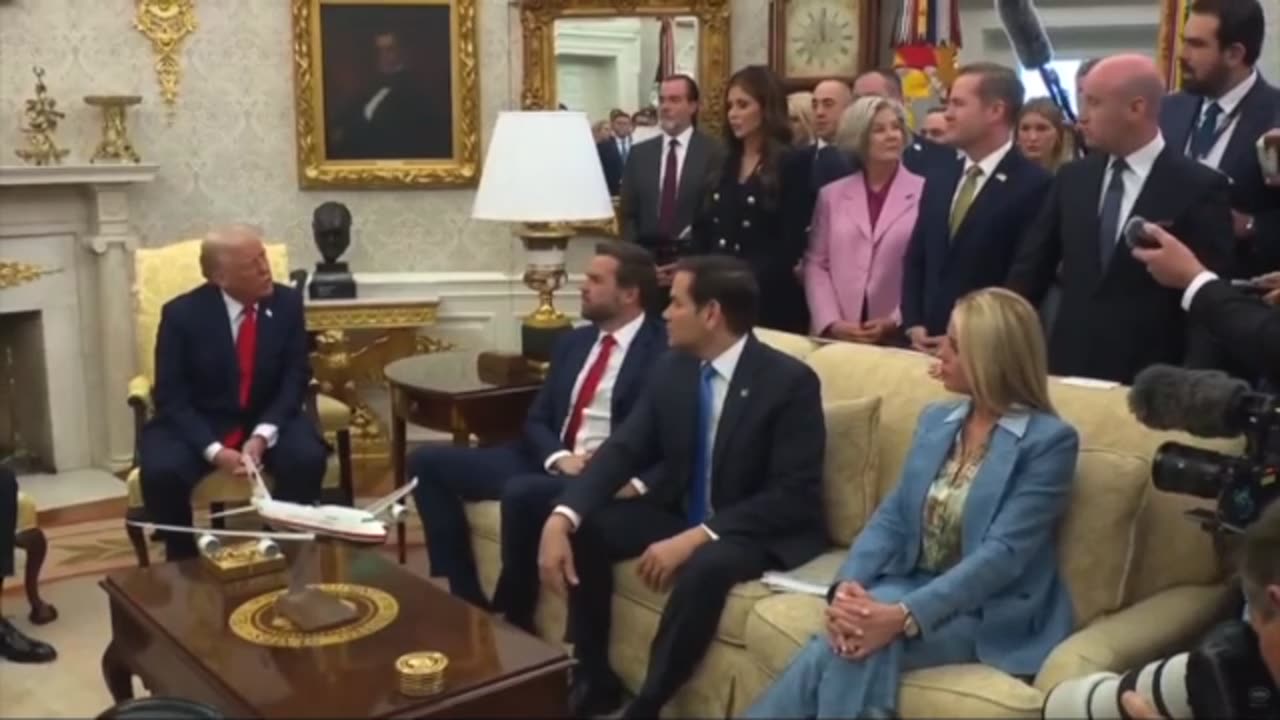 Stephen Miller Fact Checks Media In Front of President Trump & El Salvador's President