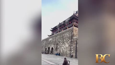 Tourists flee as roof collapses off 650-year-old building in China