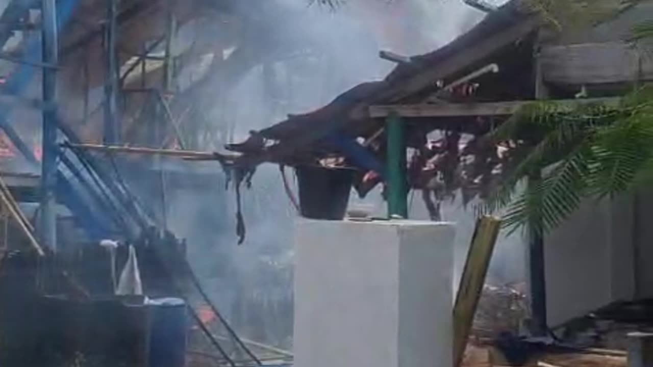 INCENDIO EN PUERTO CARACOL 02