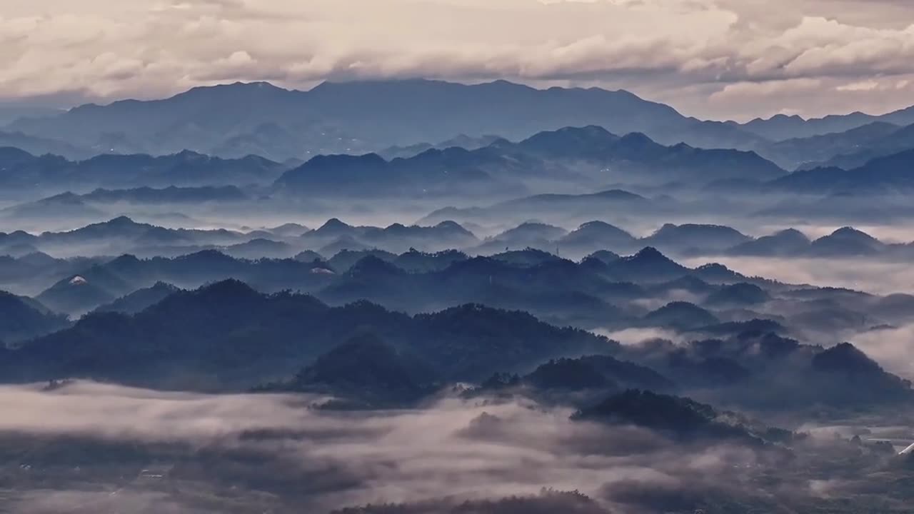 Fairyland in Painting: Poetic Mountain and Water Scenery
