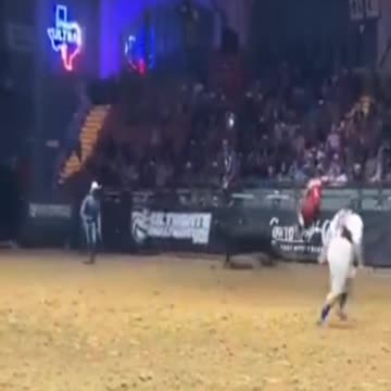 Rapper vs. Bull: Mexican OT gets flipped by a bull at a rodeo