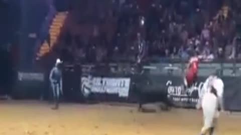Rapper vs. Bull: Mexican OT gets flipped by a bull at a rodeo