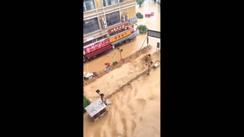 Ogromne powodzie w Chinach ewakuowano ponad 80 tysięcy osób