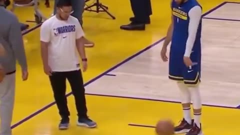 When Steph casually found a dead spot on the court 😯