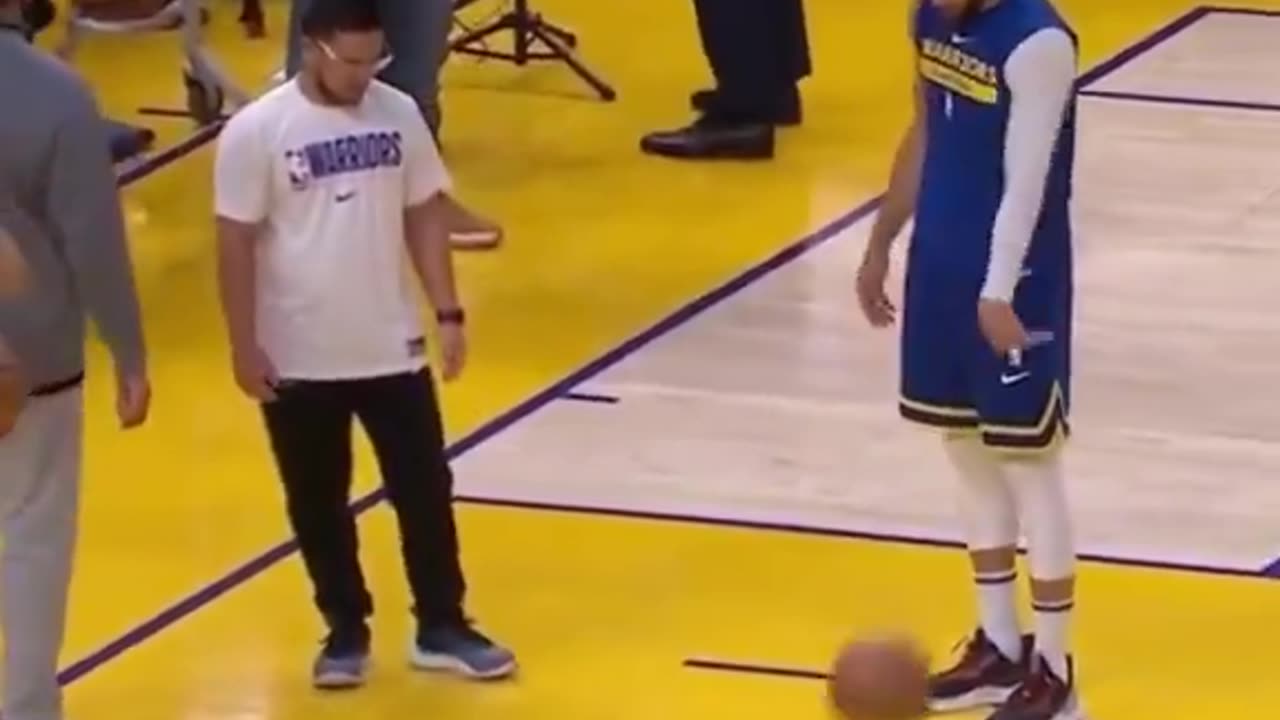 When Steph casually found a dead spot on the court 😯