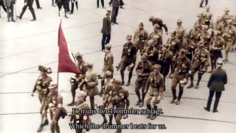 Es dröhnet der Marsch der Kolonne [German + English Lyrics]