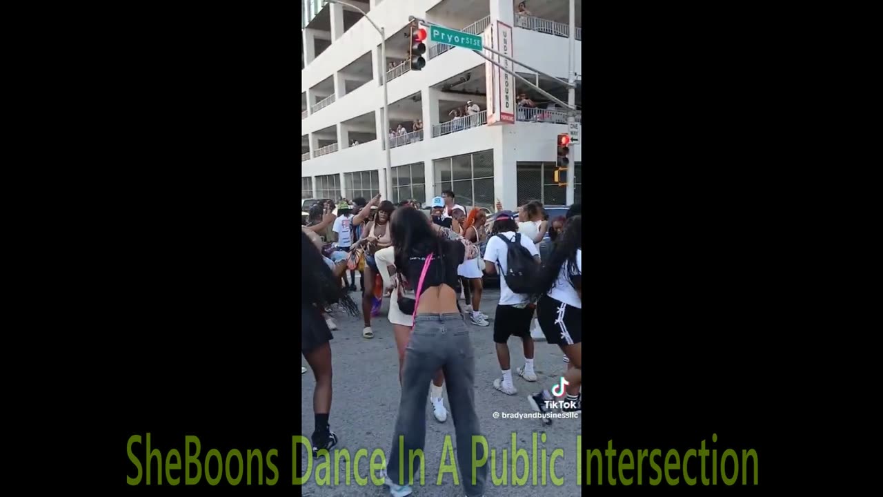 Negresses dancing in a public intersection