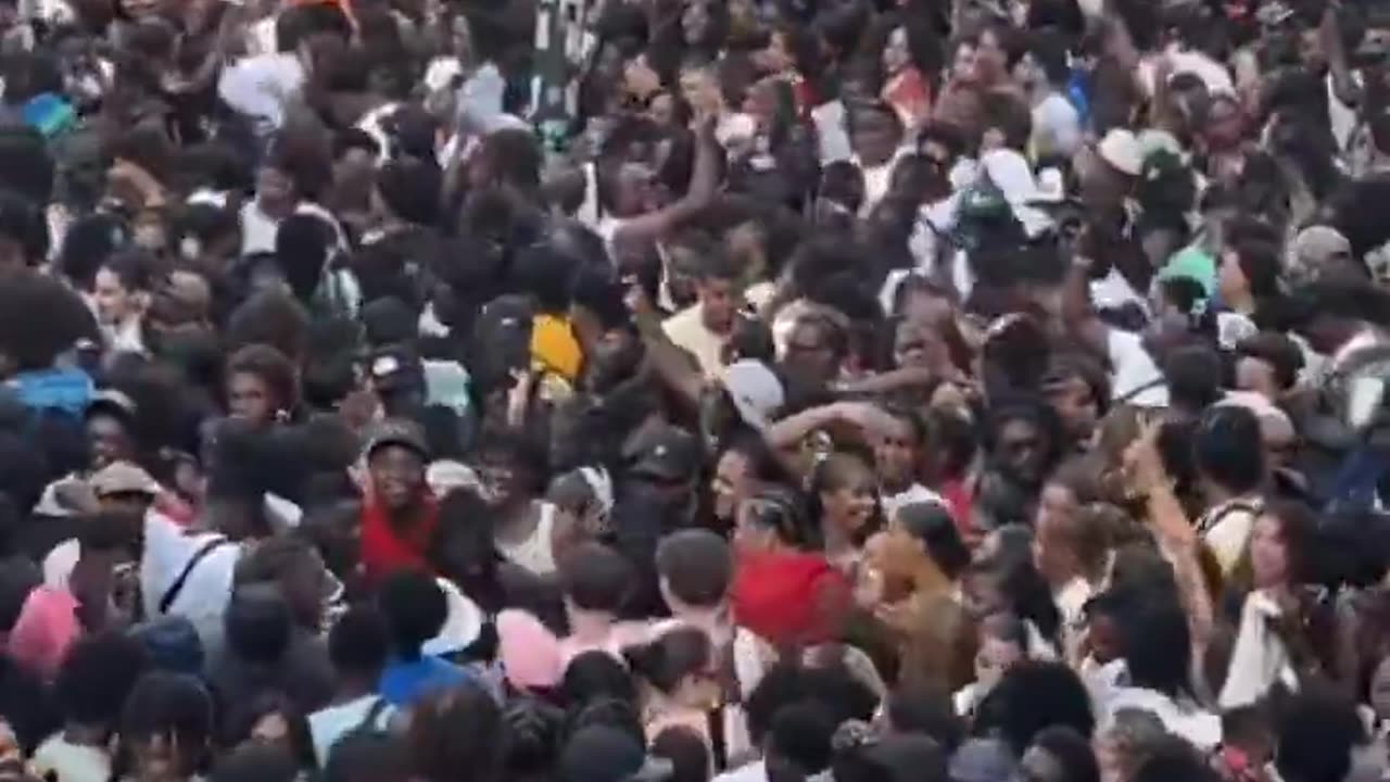 Music festival in Paris. What do you notice?