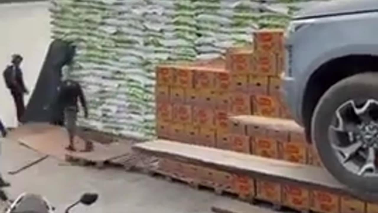 🤔💡 This Cheap Vehicle Off-Loading Trick is GENIUS! | FunFM
