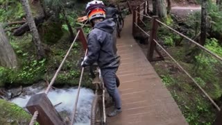 Altercado en un parque acaba con una bicicleta en el río