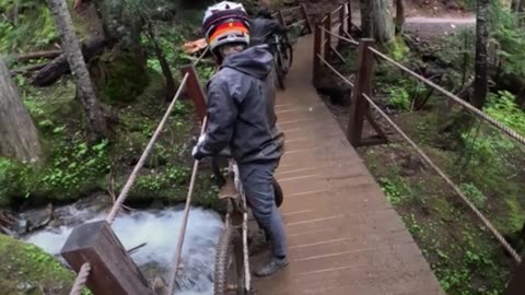 Altercado en un parque acaba con una bicicleta en el río