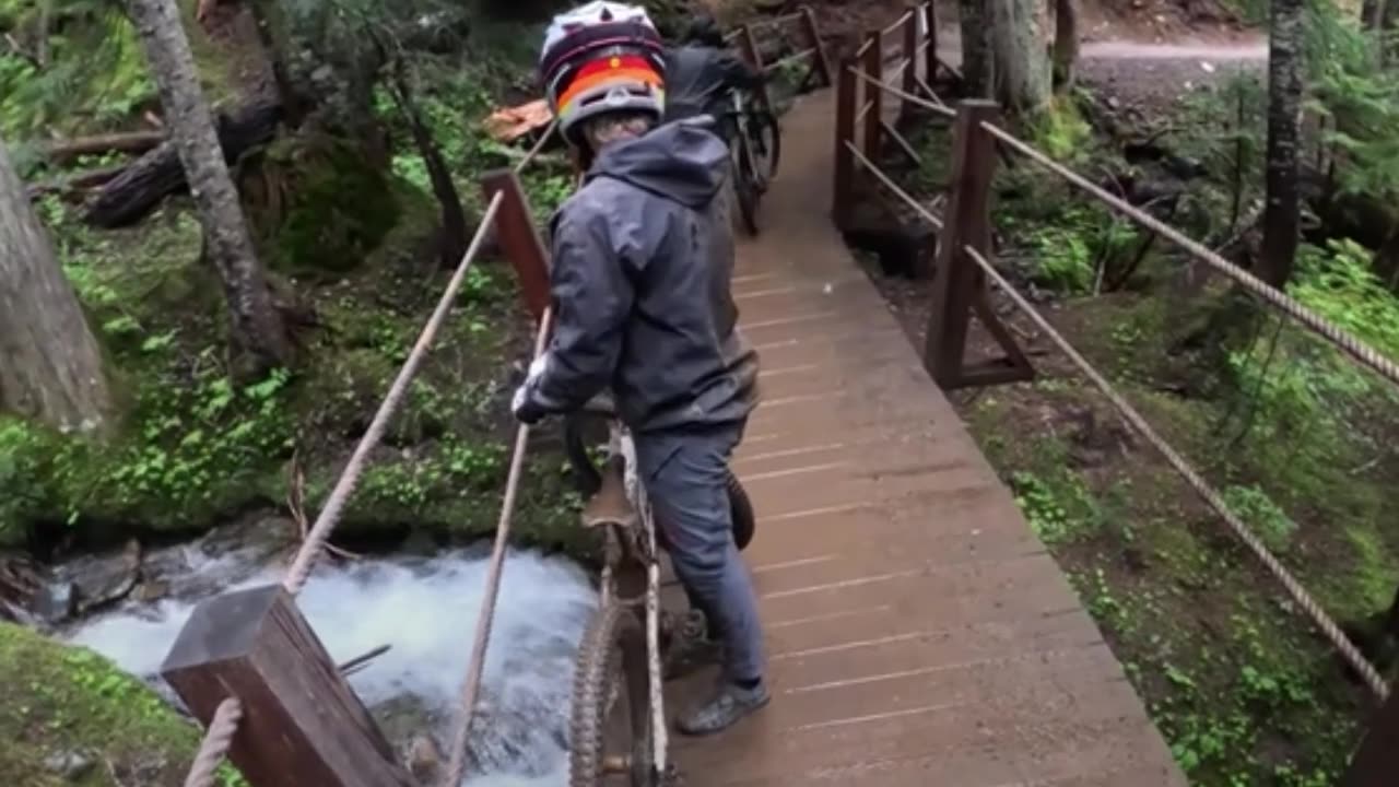 Altercado en un parque acaba con una bicicleta en el río