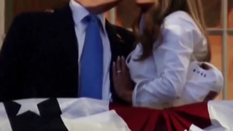 The President and the First Lady share 4th July kisses