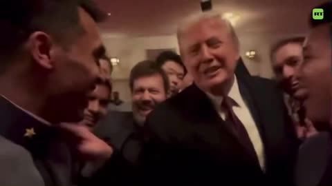 "¡Vamos Ejército!": Trump se toma una selfi grupal con cadetes