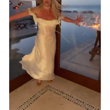 Britney Spears posts another erratic Instagram dance video.